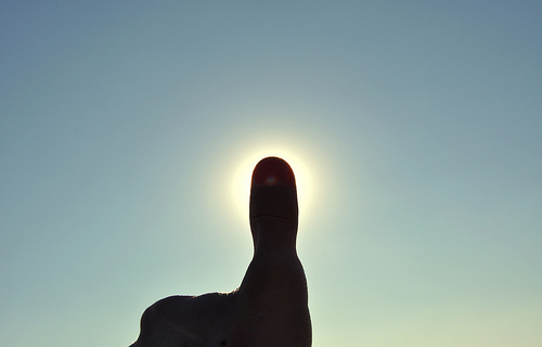 指と太陽